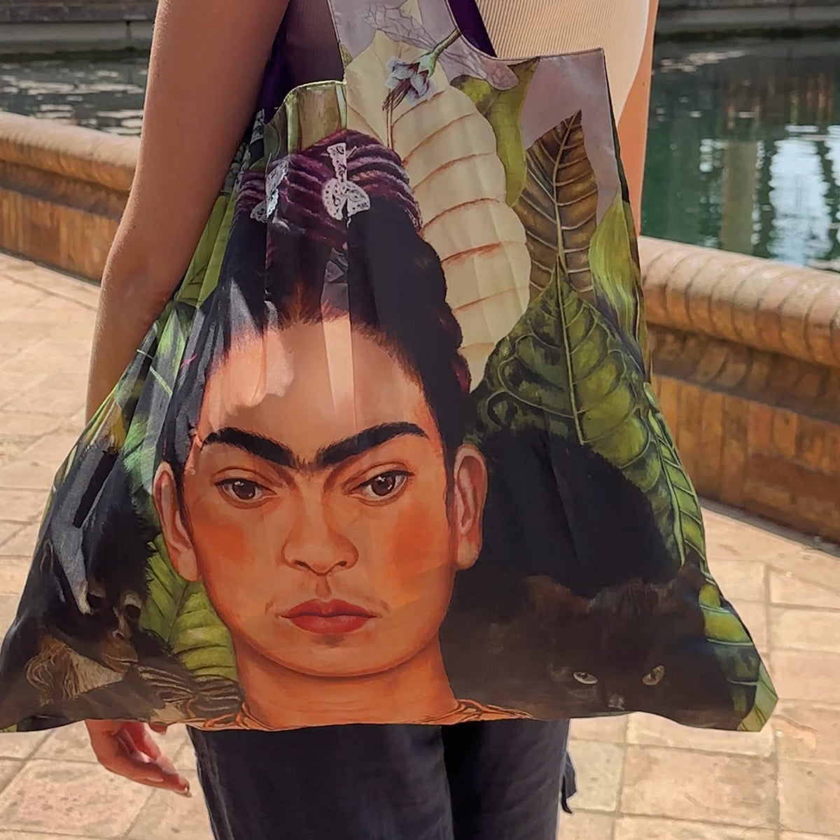 Autoportrait avec sac recyclé Colibri